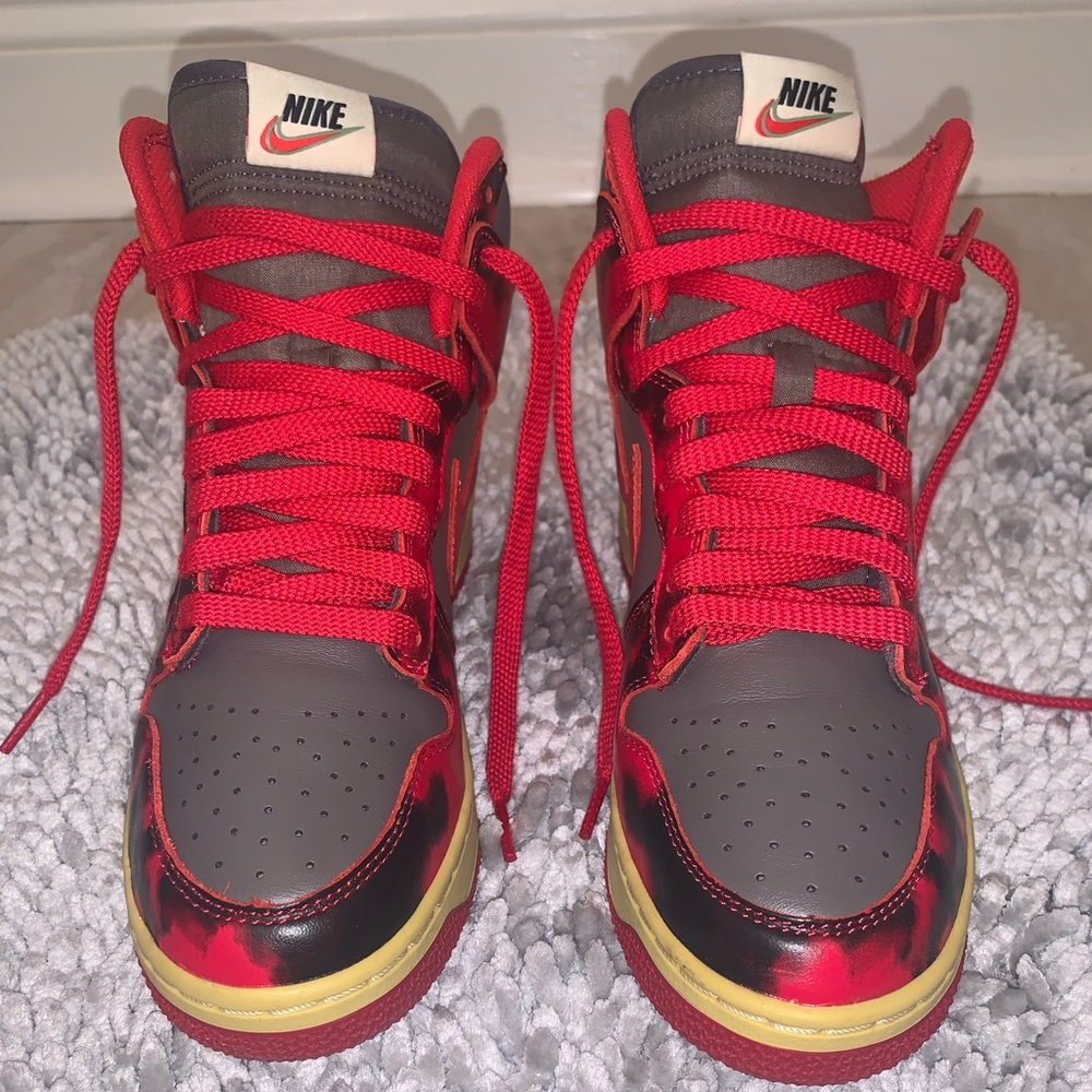 DUNK HIGH 1985 SP
"Acid Wash - Red" Women’s size 7.5